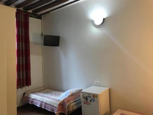 Tempat tidur dalam kamar di Hôtel Des Fontaines