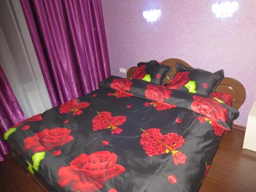 מיטה או מיטות בחדר ב-Квартира возле Радмир ул.Чернивецкая 5в