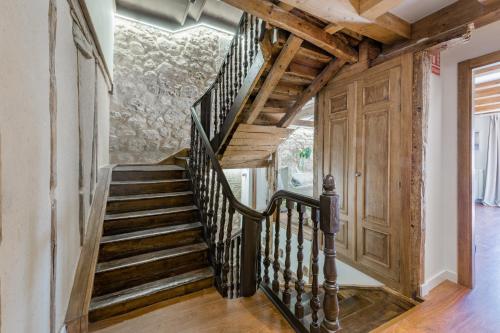 a staircase in a house with wooden ceilings at Casa de Mi Abuela Ribera del Duero in Roa