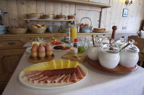 オーバーティリアッハにあるGastehaus Lechnerhofの食器・卵・肉の盛り合わせ