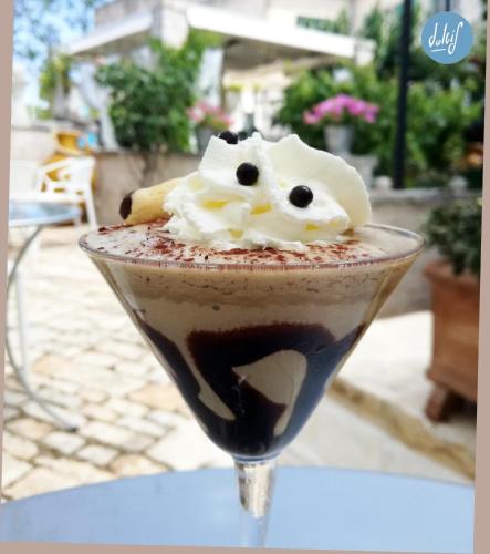 un milk-shake au chocolat avec un visage au dessus dans l'établissement Corte Trullo Sovrano B&B, à Alberobello