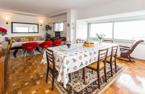 a dining room and living room with a table and chairs at Apartamento Vintage 2 in Porto