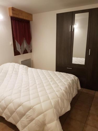 リスルにあるL'Horizonの鏡付きのベッドルームの大きな白いベッド
