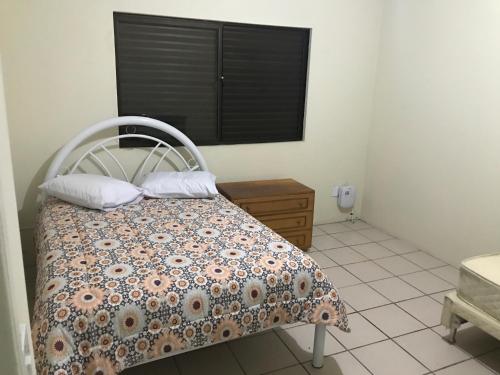 a bedroom with a bed and a window at Casa 4 Quartos Praia dos Ingleses in Florianópolis