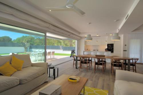 Η κουζίνα ή μικρή κουζίνα στο Modern Villa Olivera with Private Pool