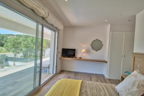 Μια τηλεόραση ή/και κέντρο ψυχαγωγίας στο Modern Villa Olivera with Private Pool