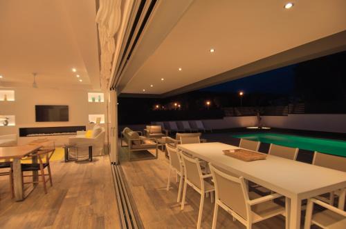 Μια τηλεόραση ή/και κέντρο ψυχαγωγίας στο Modern Villa Olivera with Private Pool