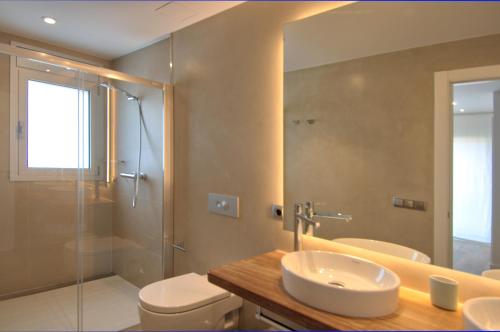 Ένα μπάνιο στο Modern Villa Olivera with Private Pool