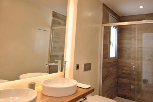 Ένα μπάνιο στο Modern Villa Olivera with Private Pool