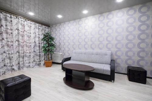 キロフスクにあるElegant apartment Olimpiyskayaのリビングルーム(ソファ、テーブル付)