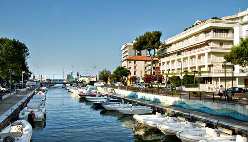 リッチョーネにあるHotel Cannes - in pieno centroの建物のある川に停泊している船の群れ