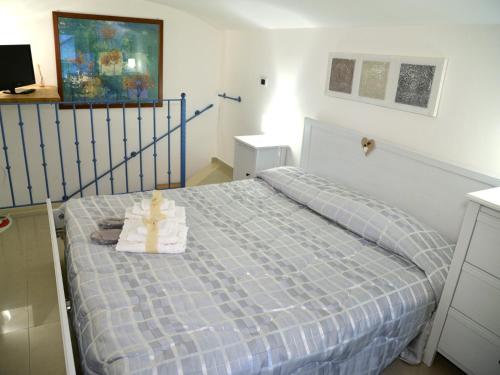 ターラントにあるSuite del Borgoのベッドルーム1室(青と白の掛け布団付きのベッド1台付)
