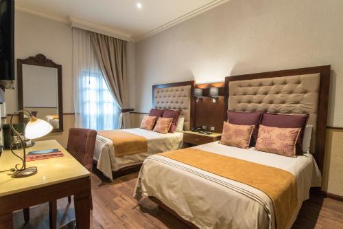 Postel nebo postele na pokoji v ubytování Hotel Morales Historical & Colonial Downtown Core