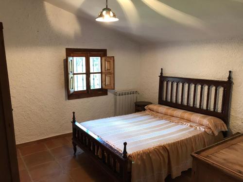 ロンダにあるCasa Rural La Torreのベッドルーム1室(大型ベッド1台付)