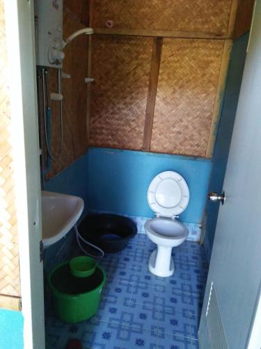 a small bathroom with a toilet and a sink at Mong Homestay Resort in Pang Ung