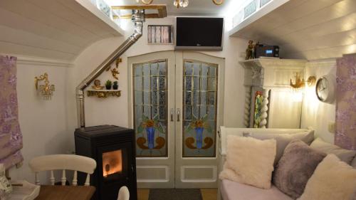 A seating area at B&B Au Bord De La Source