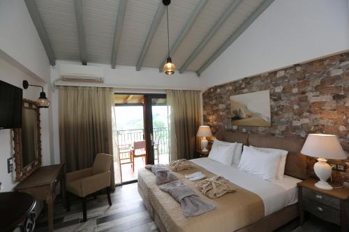 1 dormitorio con 1 cama con pared de ladrillo en Skiathos Argento en Kolios