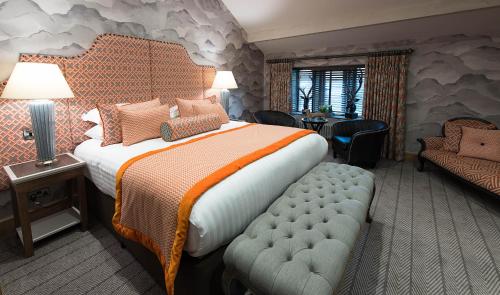 ein Hotelzimmer mit einem großen Bett und einem Sofa in der Unterkunft Fence Gate Lodge in Burnley