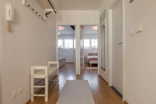 Un pasillo con una habitación con una cama y una escalera en Apartment Spalato, en Split