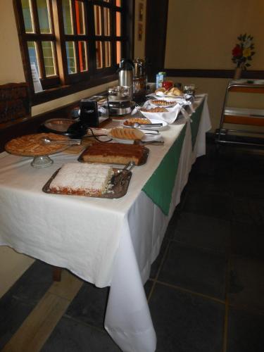 a long table with food on top of it at Pousada Muriqui in São Francisco Xavier