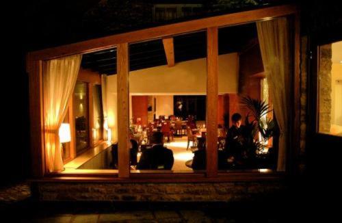 ein Zimmer mit Leuten, die nachts im Wohnzimmer sitzen in der Unterkunft Cartwright Hotel in Aynho