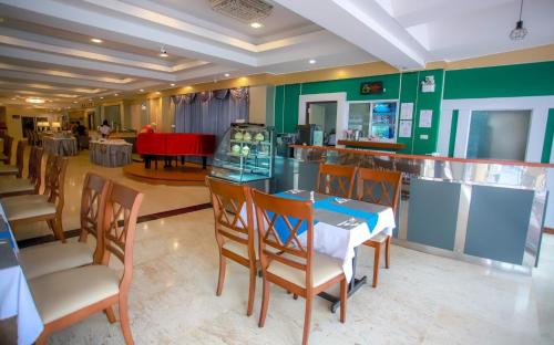 A restaurant or other place to eat at โรงแรมโคราช โฮเต็ล Korat Hotel - SHA Plus