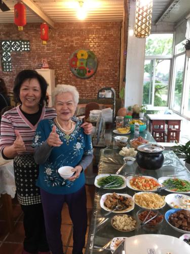 zwei Frauen stehen vor einem Buffet mit Essen in der Unterkunft Beautiful Yilan Resort in Dongshan