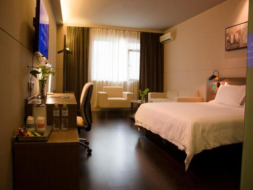 南寧的住宿－錦江之星南寧萬象城地鐵站酒店，配有一张床和一张书桌的酒店客房