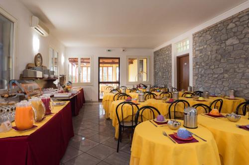 Makanan di atau berdekatan hotel