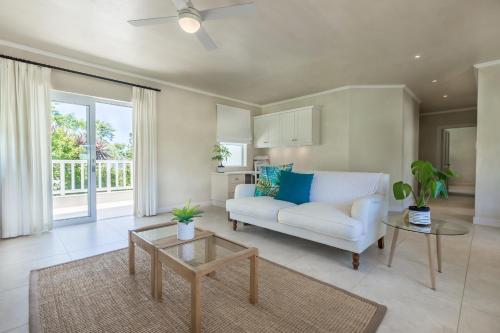 プレッテンバーグ・ベイにあるRiverclub Villa 4200の白いソファとテーブルのあるリビングルーム