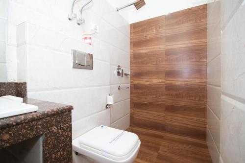 een badkamer met een toilet en een douche bij Hotel Sher-E-Punjab & Spa in Gangtok