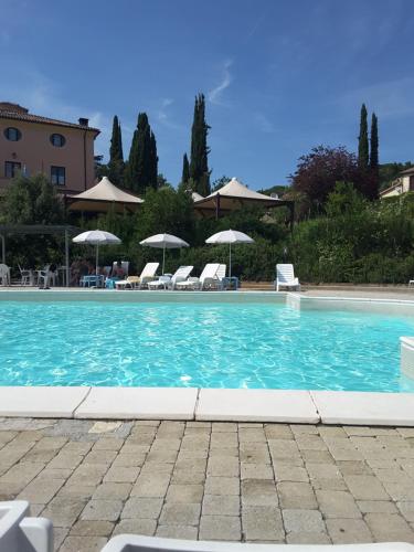 Bazén v ubytovaní Monolocale con piscina S.Martino alebo v jeho blízkosti