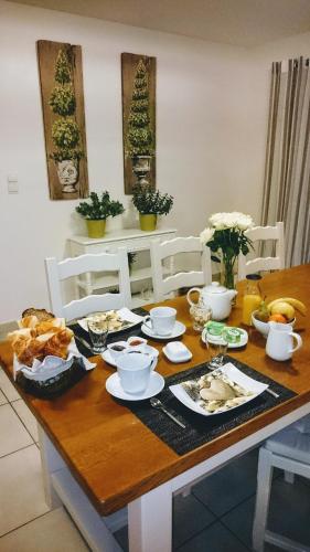 une table en bois avec de la nourriture dessus dans l'établissement Les sables, à Santec