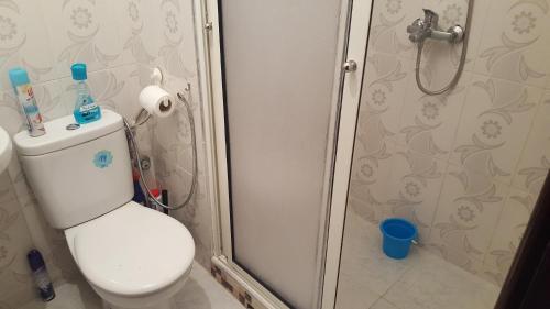 een badkamer met een douche, een toilet en een douche bij Addoha Apartment in Tanger