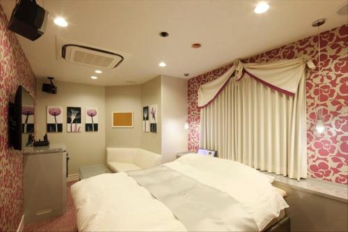 Ένα ή περισσότερα κρεβάτια σε δωμάτιο στο Hotel Waltz Okazaki (Adult Only)