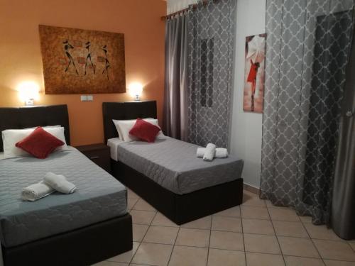 Ένα ή περισσότερα κρεβάτια σε δωμάτιο στο Stella 's Sea Front Apartments