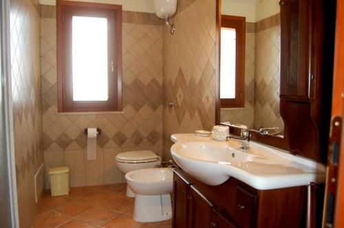ドームス・デ・マリーアにあるvilla pascoliのバスルーム(洗面台、トイレ付)