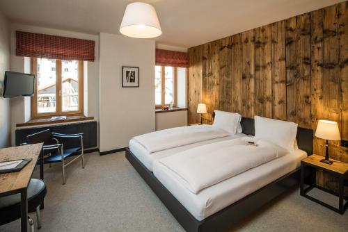 Una cama o camas en una habitación de Pensiun Aldier