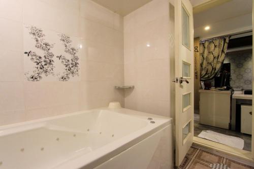 Koupelna v ubytování Hera Hotel
