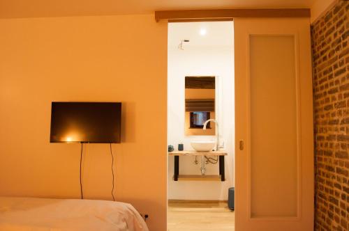 una camera con letto e un bagno con lavandino di LaGrange-Chambres d'hôtes a Liegi