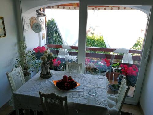einen Esstisch mit einer Obstschale darauf in der Unterkunft casa di amici in Campagnano di Roma