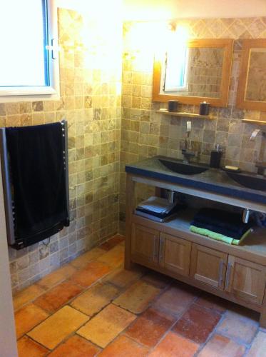 La salle de bains est pourvue d'un lavabo et d'une télévision à écran plat. dans l'établissement Lou Mazet, à Saint-Privat-de-Champclos