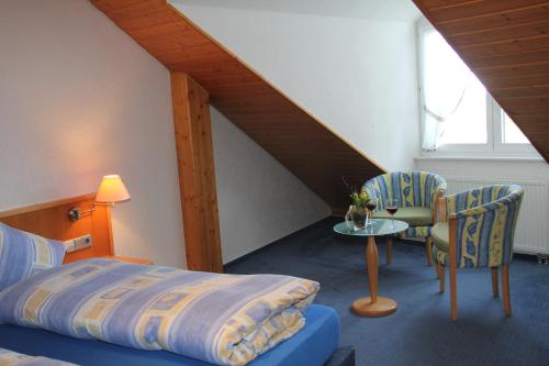 A bed or beds in a room at Lug ins Land Restaurant & Ferienwohnungen