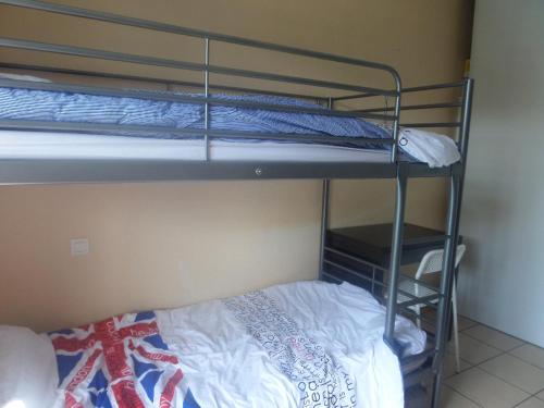 deux lits superposés dans une chambre avec un lit dans l'établissement 2 pieces a la teste de buch, à La Teste-de-Buch