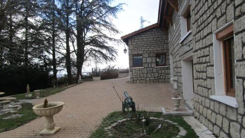 a statue of a dog in a courtyard next to a building at Fouettara in Firminy