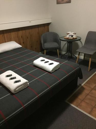 Кровать или кровати в номере Glenrowan Kelly Country Motel