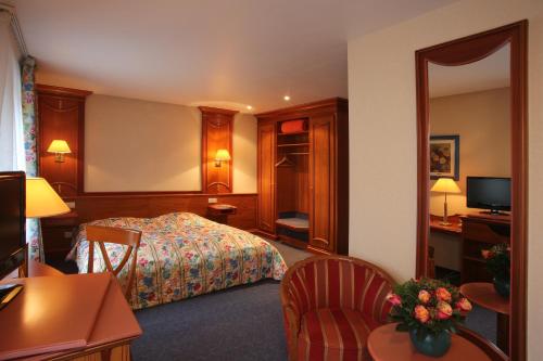 En eller flere senge i et værelse på Hotel Gruber