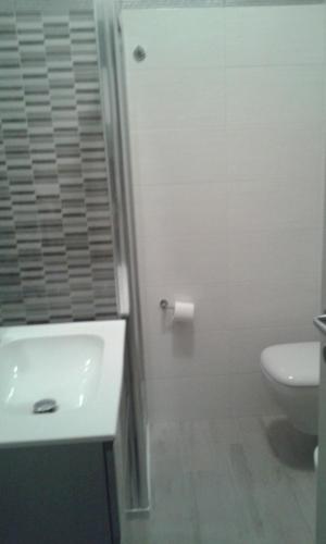 クプラ・マリッティマにあるstraccia 2の白いバスルーム(洗面台、トイレ付)