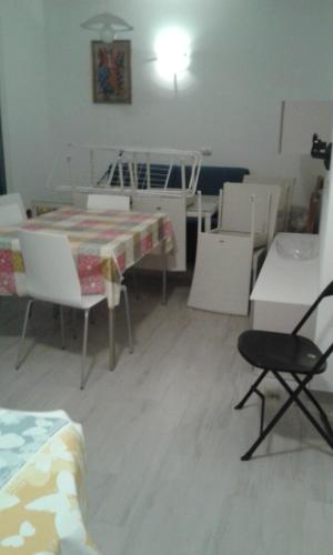クプラ・マリッティマにあるstraccia 2の白い椅子、テーブル、テーブル、椅子が備わる客室です。