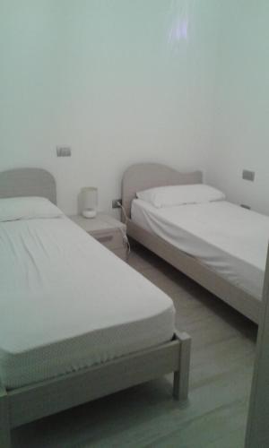 クプラ・マリッティマにあるstraccia 2のベッド2台(サイドサイドサイド)が備わる客室です。